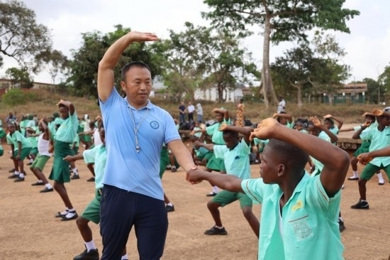 2月20日，在塞拉利昂首都弗里敦，來自塞拉利昂大學(xué)孔子學(xué)院的武術(shù)教師劉偉在為當(dāng)?shù)貙W(xué)生上武術(shù)課。