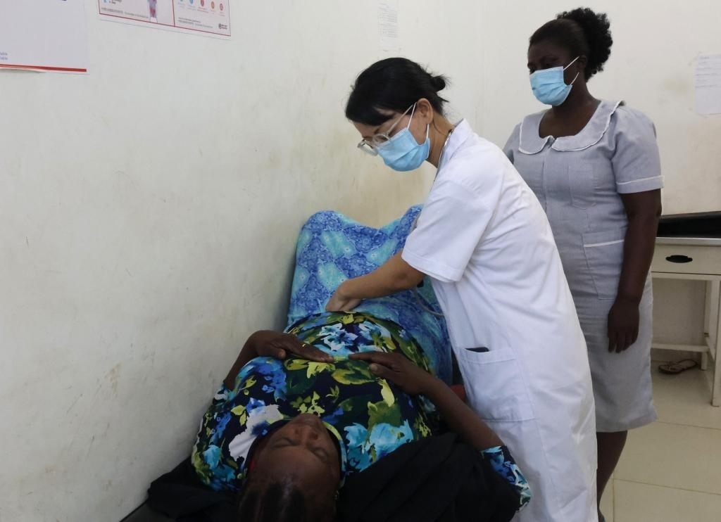 2023年2月27日，在塞拉利昂首都弗里敦，一名中國(guó)醫(yī)療隊(duì)的醫(yī)生正在為患者檢查身體。