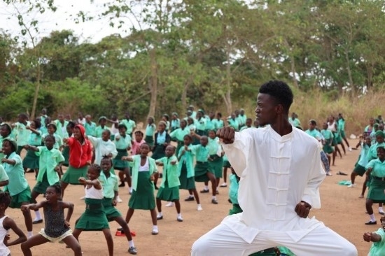 2月20日，在塞拉利昂首都弗里敦，當(dāng)?shù)貙W(xué)生在上武術(shù)課。