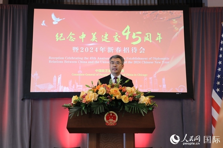 中國(guó)駐芝加哥總領(lǐng)事趙建在致辭中表示，期待2024年中美交流合作能夠龍騰虎躍，蒸蒸日上。 人民網(wǎng)記者 李志偉攝