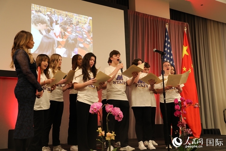 馬斯卡廷中學(xué)的學(xué)生們還深情演唱了表現(xiàn)中美兩國(guó)人民友誼的歌曲《情緣留住永恒的記憶》。 人民網(wǎng)記者 李志偉攝