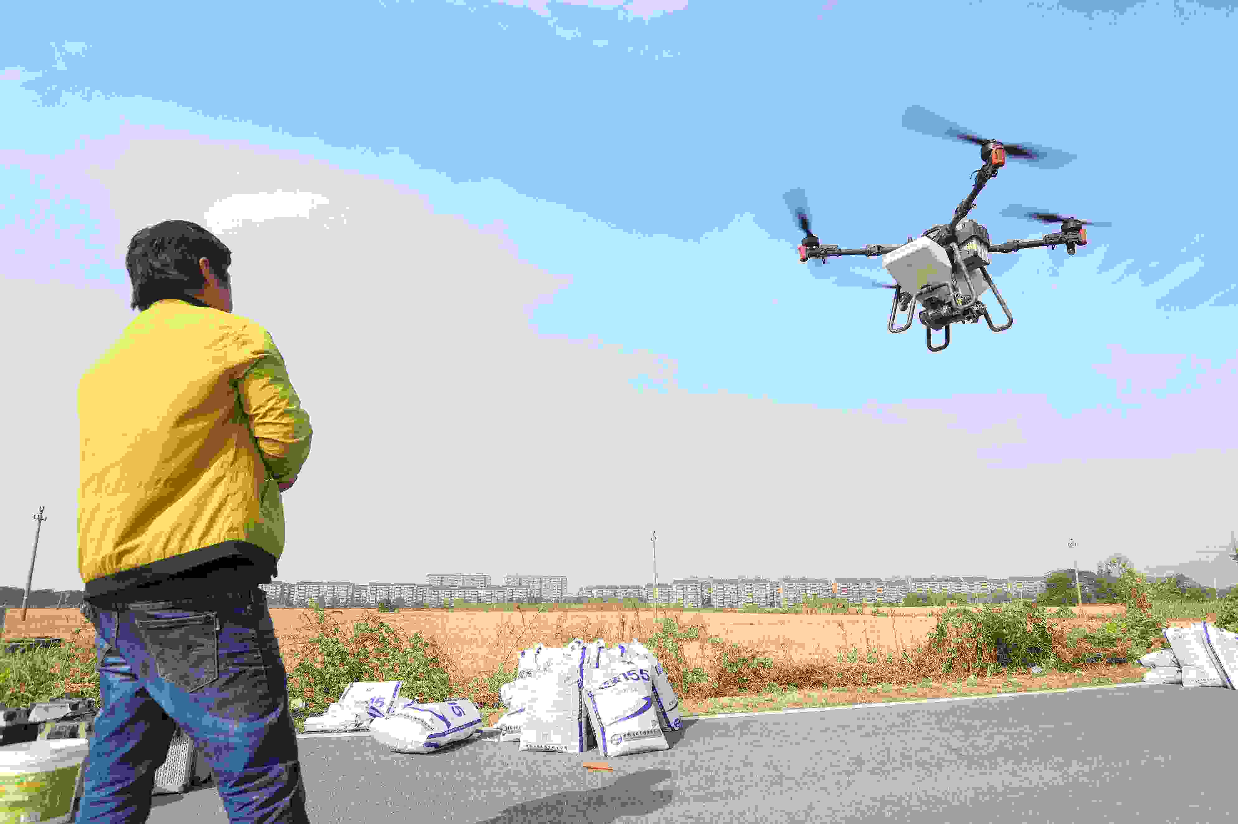 2023年11月15日，浙江嘉興，南湖區(qū)七星街道一處農(nóng)田里，農(nóng)民操縱無(wú)人機(jī)進(jìn)行冬小麥飛播。