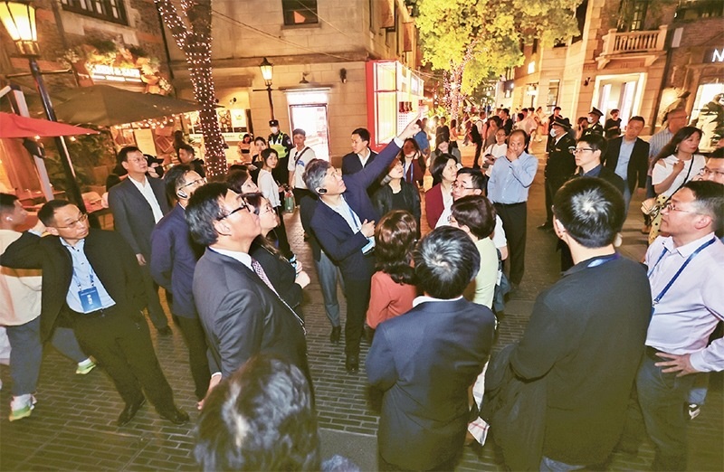 2023年4月18日，全國(guó)無(wú)黨派人士考察團(tuán)來(lái)到位于上海市黃浦區(qū)的上海新天地開(kāi)放式街區(qū)考察夜經(jīng)濟(jì)。 新華社記者 王翔/攝