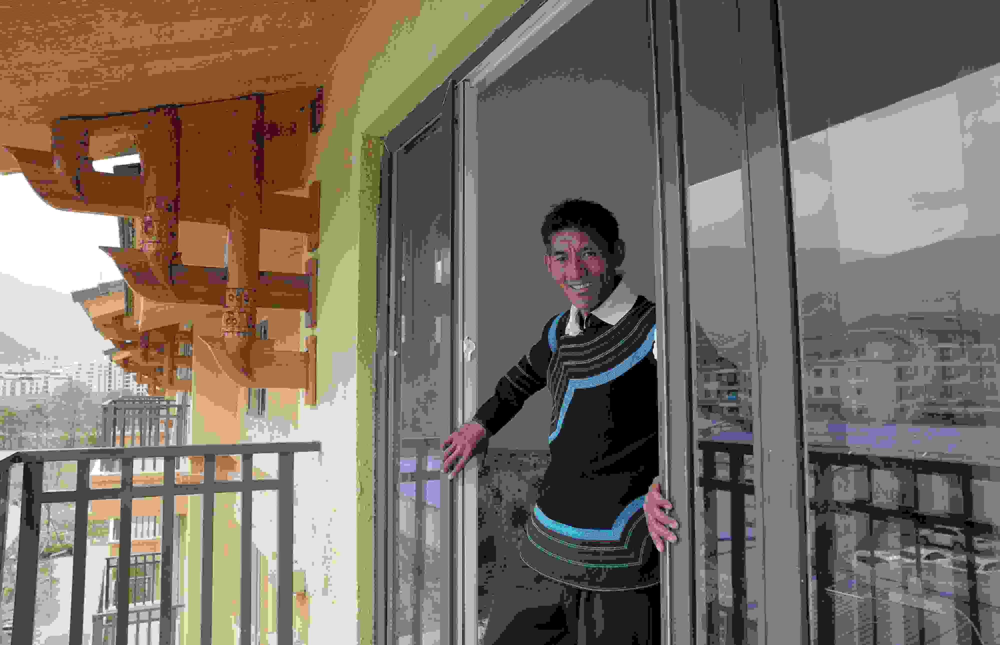 2020年5月14日，四川涼山彝族自治州昭覺縣，“懸崖村”村民某色伍哈入住新房。