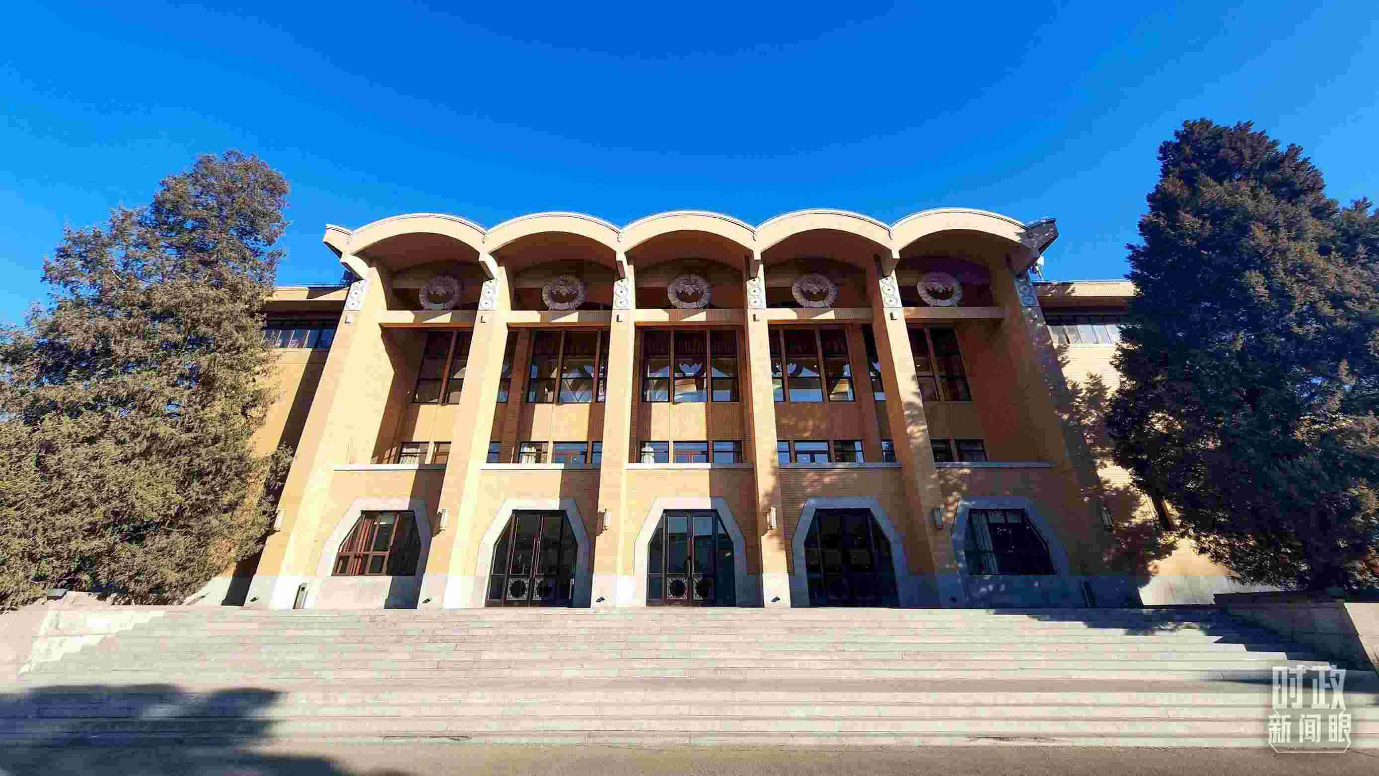 △2024年春季學(xué)期中央黨校（國(guó)家行政學(xué)院）中青年干部培訓(xùn)班3月1日上午在中央黨校開(kāi)班。（總臺(tái)央視記者劉琦拍攝）