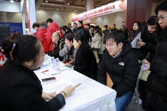 求職者與用人單位溝通交流。新華社記者 張博群 攝