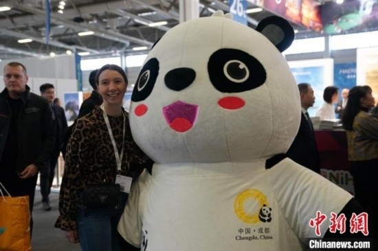 3月5日，2024年柏林國(guó)際旅游交易會(huì)(ITB)在柏林會(huì)展中心拉開帷幕。以“你好！中國(guó)”為主題的中國(guó)展區(qū)當(dāng)日亮相展會(huì)。圖為觀眾與大熊貓人偶合影。中新社記者 馬秀秀 攝