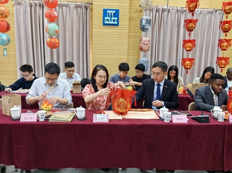燈籠文化交流活動現(xiàn)場。中建國際中西非公司供圖
