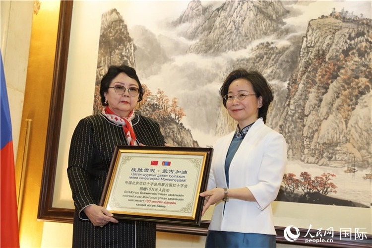 沈大使向寶勞爾瑪（左）秘書長轉交捐款。人民網記者 霍文攝