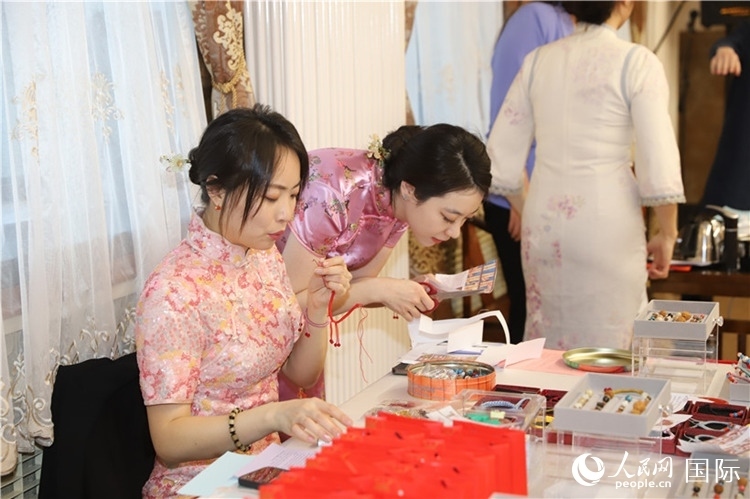 孔院教師展示剪紙。人民網記者 霍文攝