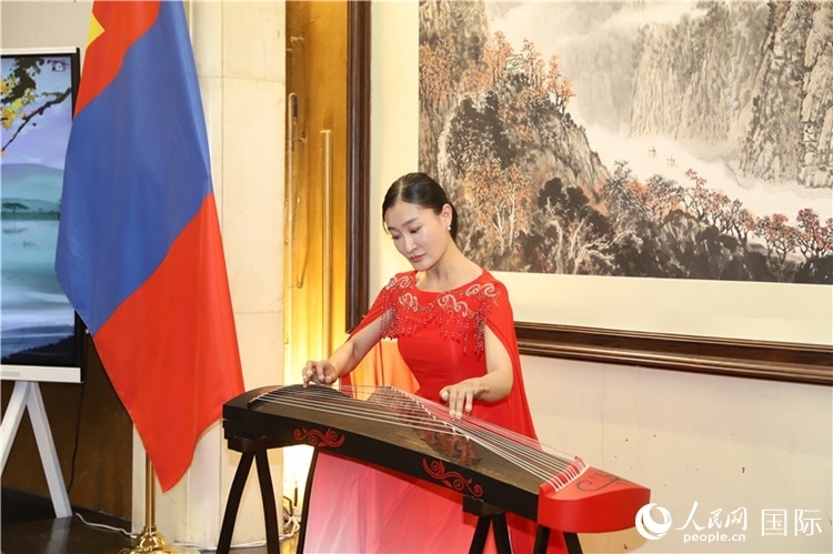 古箏表演。人民網記者 霍文攝