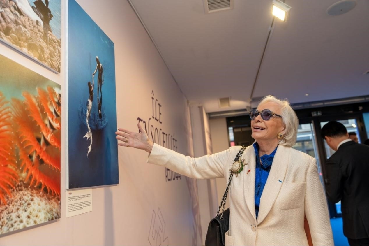 世界旅游組織特別顧問瑪麗-皮埃爾·布歇-奧利耶觀看活動現(xiàn)場圖片展覽。活動主辦方供圖