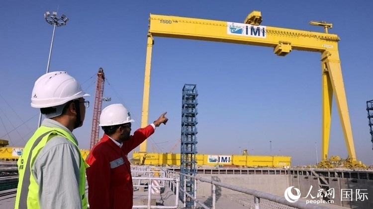 工作人員查看龍門吊情況。人民網(wǎng)記者管克江攝