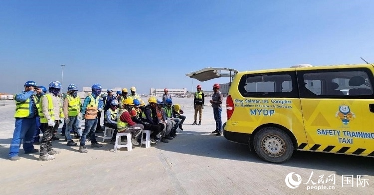 安全宣講出租車在現(xiàn)場播放安全視頻。人民網(wǎng)記者 管克江攝