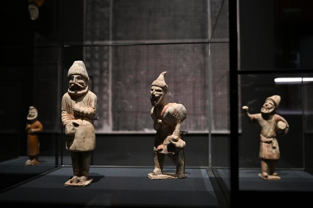 “歷史之遇——中國與西亞古代文明交流展”于1月12日至4月11日在故宮午門正殿展廳舉行。這是展出的陶彩繪人俑（1月10日攝）。新華社記者金良快攝