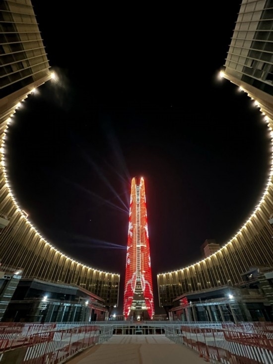  2024年2月9日，埃及開羅以東建設(shè)中的埃及新行政首都中央商務(wù)區(qū)項目上演燈光秀，迎接龍年春節(jié)。新華社發(fā)（黎炳宏攝）