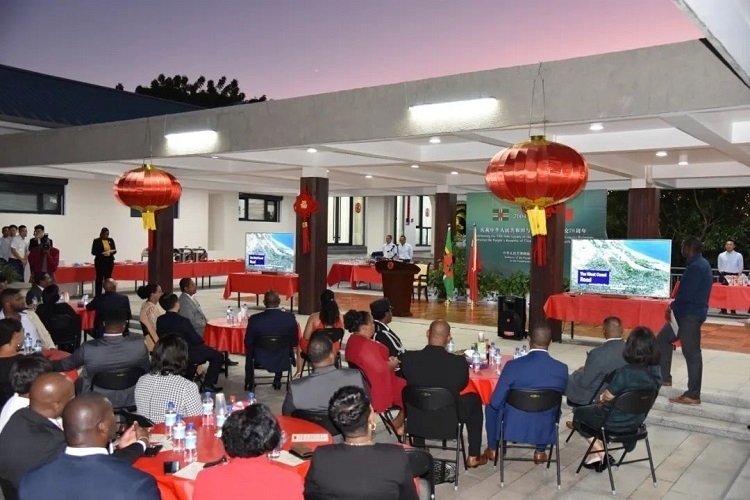 當(dāng)?shù)貢r(shí)間3月13日，慶祝中國(guó)與多米尼克建交20周年招待會(huì)在中國(guó)駐多大使館舉行。中國(guó)駐多米尼克大使館供圖