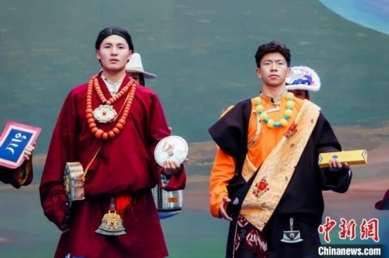 圖為身著民族服飾的演員們展示果洛特產(chǎn)。 果洛州文體旅游廣電局 供圖