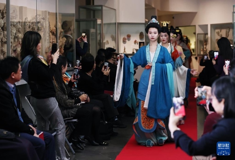 3月13日，在位于法國巴黎的吉美國立亞洲藝術(shù)博物館，模特展示敦煌復(fù)原服飾。新華社記者 高靜 攝