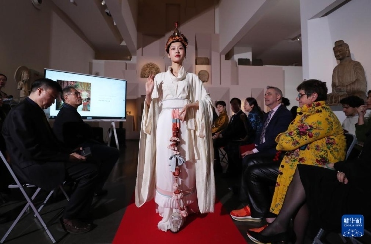 3月13日，在位于法國巴黎的吉美國立亞洲藝術(shù)博物館，模特展示敦煌復(fù)原服飾。新華社記者 高靜 攝