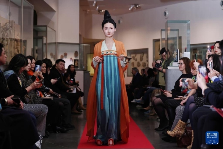 3月13日，在位于法國巴黎的吉美國立亞洲藝術(shù)博物館，模特展示敦煌復(fù)原服飾。新華社記者 高靜 攝