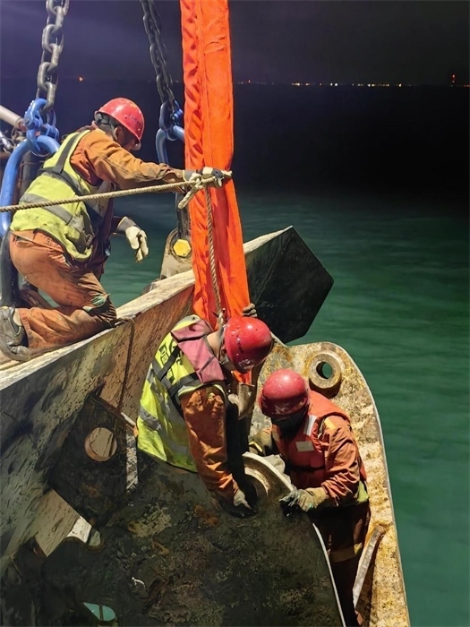 工作人員正在修理橫移錨纜。 “天鯤號(hào)”供圖