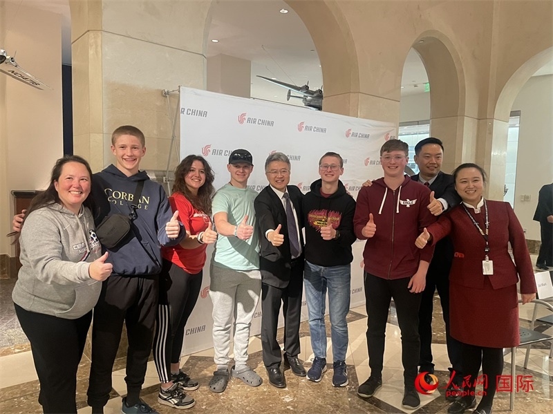 師生們出發(fā)前與國航工作人員合影留念。人民網(wǎng)記者 鄧圩攝