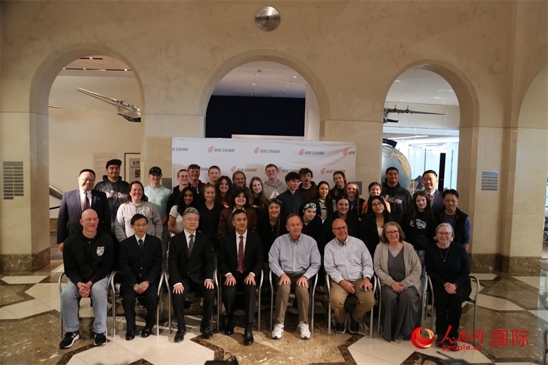 美國高中學(xué)生交流團全體與前來送行的各方代表合影。人民網(wǎng)記者 鄧圩攝