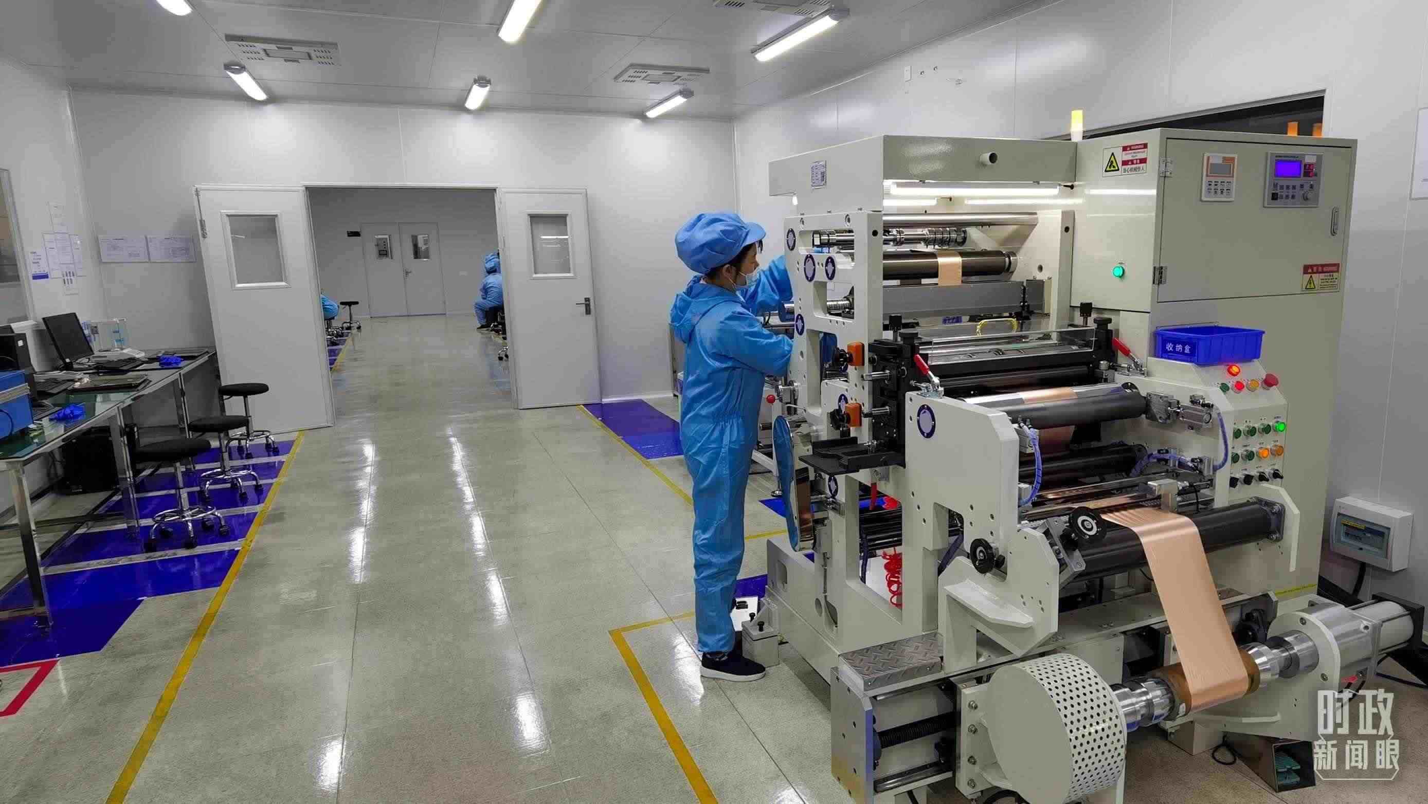 △企業(yè)員工將冷壓后的極片裁出規(guī)定尺寸，用于鋰電池制作。（總臺(tái)央視記者郭鴻拍攝）