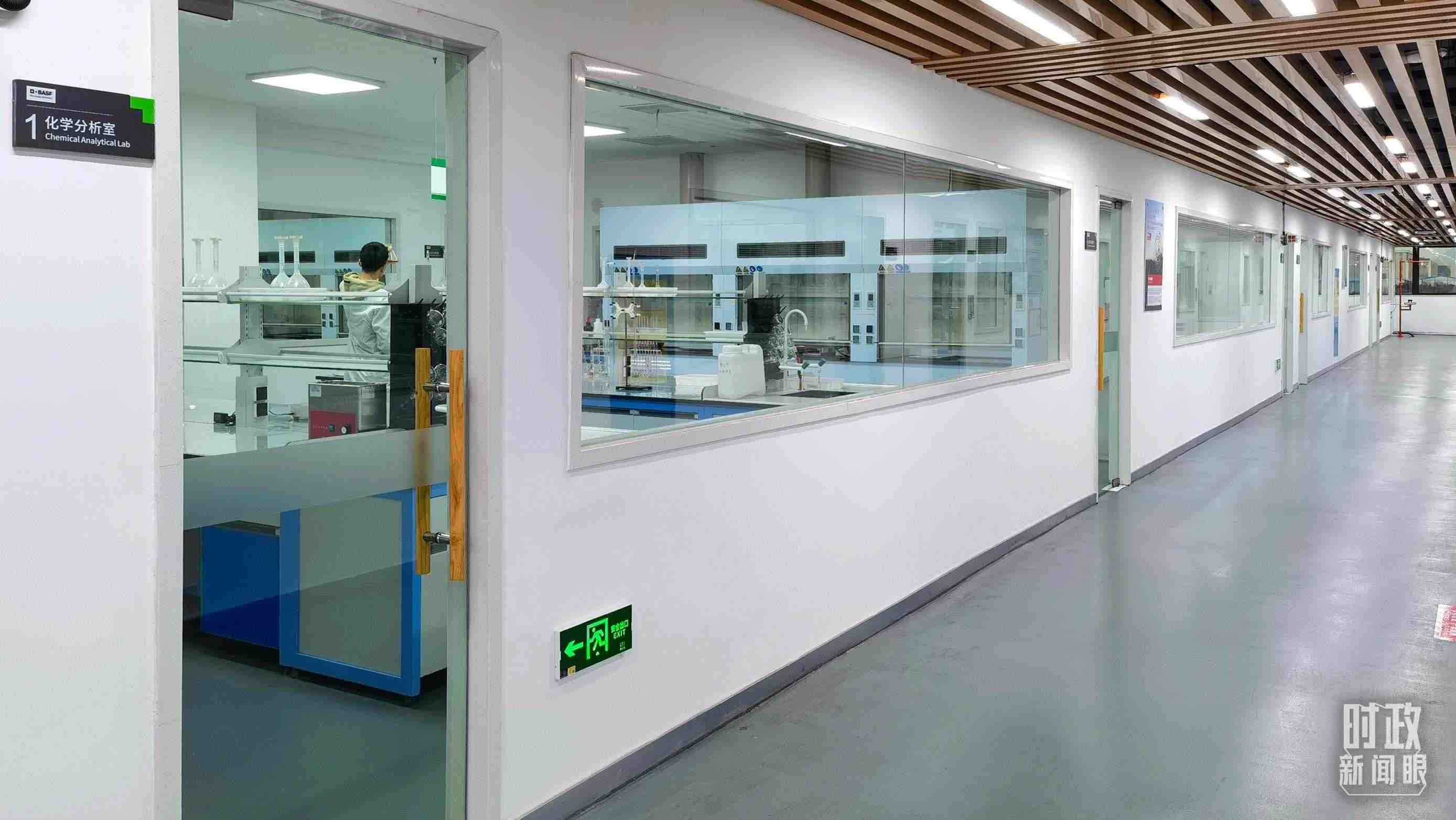 △巴斯夫杉杉電池材料有限公司化學(xué)分析室。（總臺(tái)央視記者石丞拍攝）
