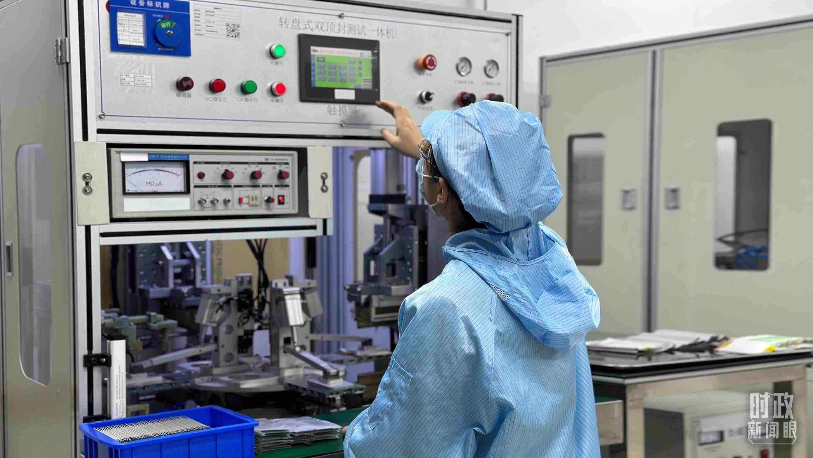 △企業(yè)電池技術(shù)中心內(nèi)，員工正在進(jìn)行電池封裝。（總臺(tái)央視記者盧心雨拍攝）