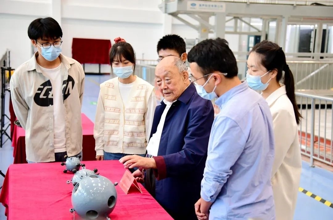 楊士莪院士在實(shí)驗(yàn)室指導(dǎo)學(xué)生。哈爾濱工程大學(xué)供圖