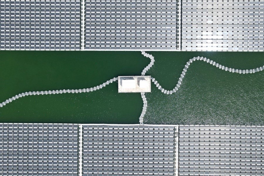 2022年8月25日拍攝的潁上縣毛圩水上光伏電站（無人機(jī)照片）。近年來，安徽省阜陽市潁上縣古城鎮(zhèn)積極推進(jìn)采煤沉陷區(qū)治理工作，將昔日的采煤沉陷區(qū)建設(shè)成水上光伏電站，既減少占用土地面積，又能生產(chǎn)清潔能源。