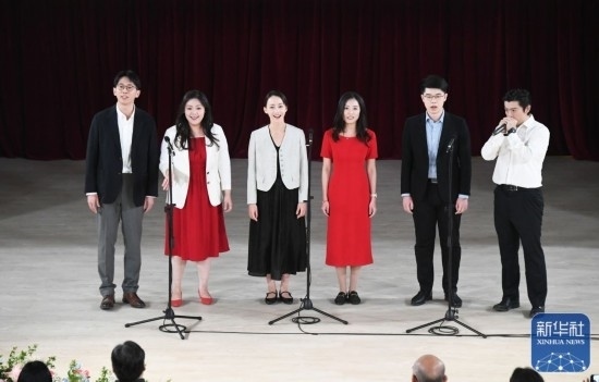3月21日，國(guó)家開(kāi)發(fā)銀行阿卡貝拉合唱團(tuán)在音樂(lè)會(huì)上演出。新華社記者 任超 攝