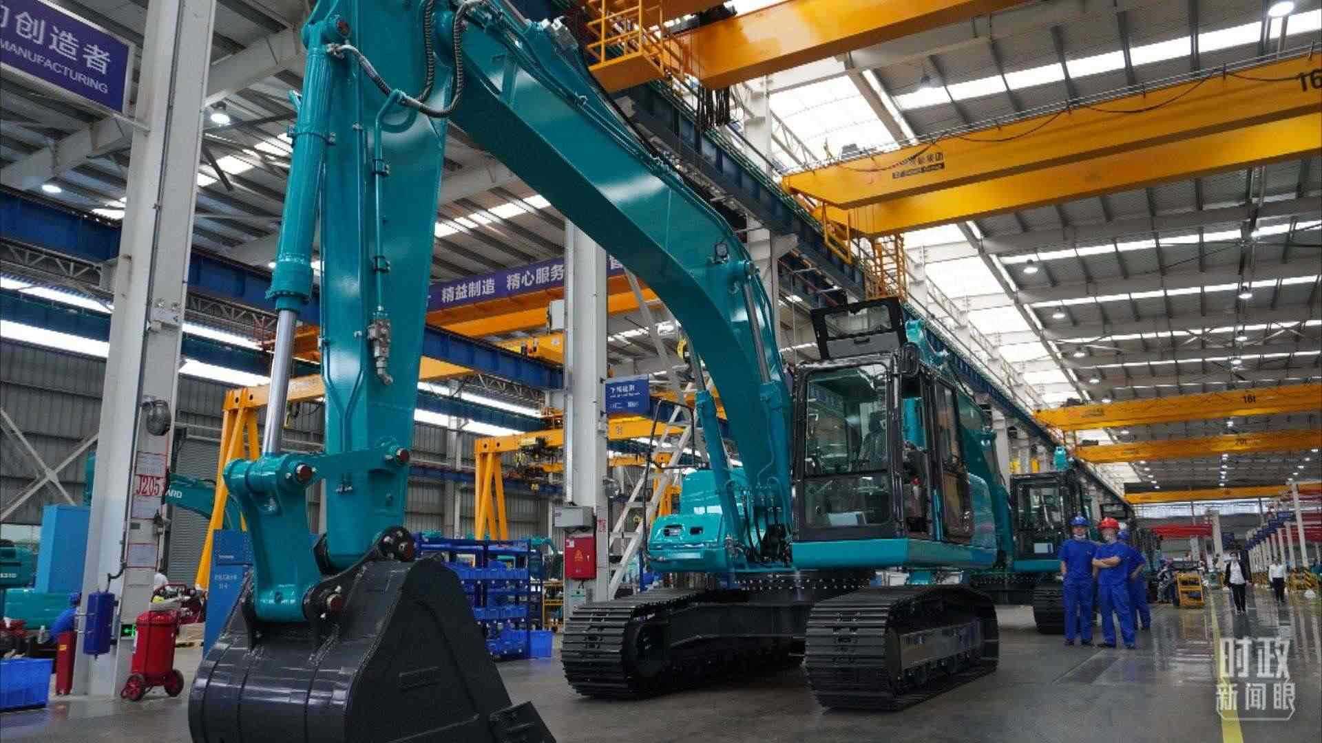 △這是山河智能大型挖掘機的組裝車間。2020年9月，習(xí)近平曾到此地考察。（總臺央視記者郭曉龍拍攝）