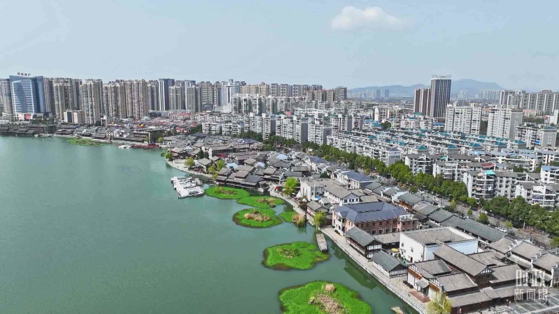 △沅江江畔，常德河街與現(xiàn)代建筑交相輝映。（總臺央視記者范凱拍攝）