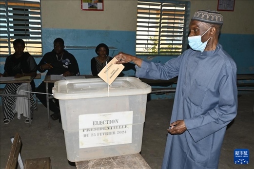 3月24日, 選民在塞內加爾首都達喀爾的一處投票站投票。新華社發(fā)（登巴·蓋伊攝）