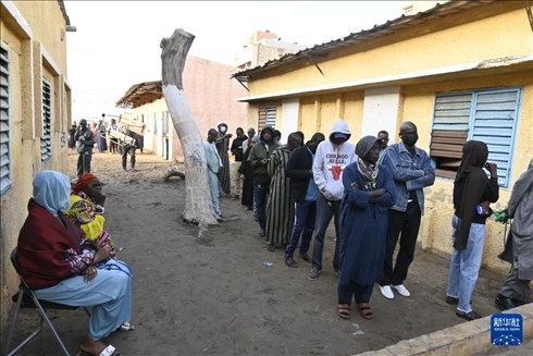 3月24日, 選民在塞內加爾首都達喀爾的一處投票站前排隊。新華社發(fā)（登巴·蓋伊攝）