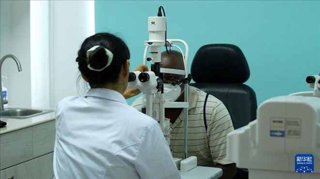 3月4日，在多米尼克羅索的中多友誼醫(yī)院眼科中心，援多醫(yī)療隊成員、南方醫(yī)科大學(xué)第三附屬醫(yī)院眼科主治醫(yī)師魯志卿為病人做檢查。新華社記者 王朝 攝