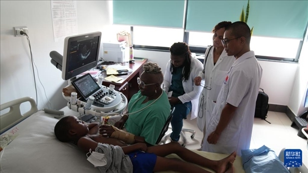 3月4日，在多米尼克羅索的中多友誼醫(yī)院，援多醫(yī)療隊成員、南方醫(yī)科大學(xué)第五附屬醫(yī)院心血管內(nèi)科主治醫(yī)師駱志鵬與當(dāng)?shù)蒯t(yī)生共同診療。新華社記者 王朝 攝