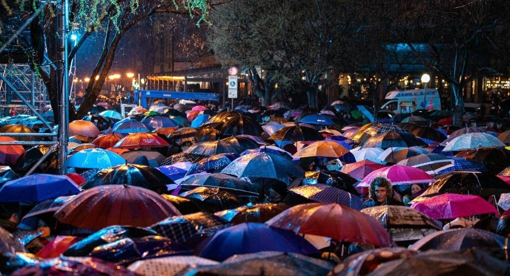 3月24日，在塞爾維亞南部城市普羅庫普列，人們參加北約轟炸南聯(lián)盟遇難者悼念儀式。新華社發(fā)（王韡攝）