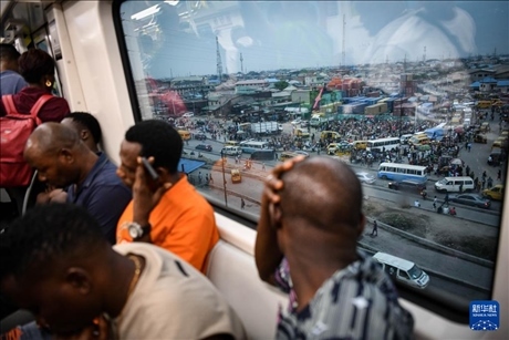 2月28日，在尼日利亞拉各斯，人們乘坐輕軌藍線列車。新華社記者 韓旭 攝