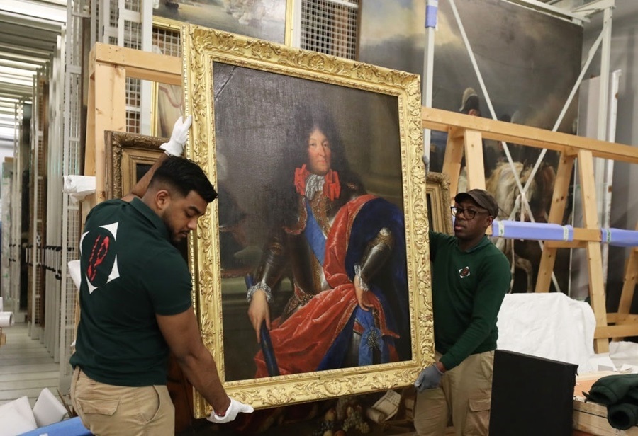  2024年3月11日，在法國巴黎近郊的凡爾賽宮，工作人員準備打包油畫《路易十四戎裝像》。在2024年中法建交60周年暨中法文化旅游年之際，凡爾賽宮和故宮博物院將于4月至6月在故宮共同舉辦“凡爾賽宮與紫禁城”展覽。凡爾賽宮工作人員將70余件法方展品打包裝箱，計劃在不久之后將其運往北京。新華社記者 高靜 攝