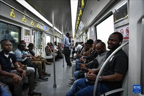 2月28日，在尼日利亞拉各斯，人們乘坐輕軌藍線列車。新華社記者 韓旭 攝