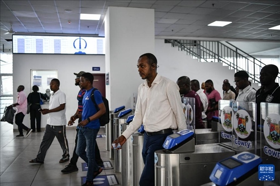 2月28日，在尼日利亞拉各斯，人們在輕軌藍線碼頭站刷卡出站。新華社記者 韓旭 攝