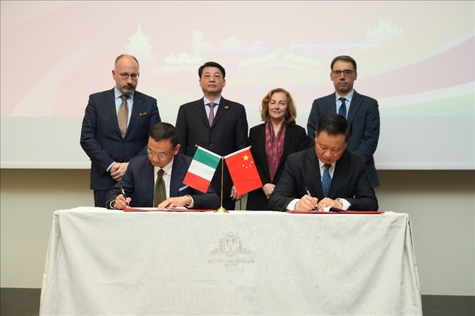 揚(yáng)州市政府與意大利中國商會簽署合作協(xié)議。 主辦方供圖
