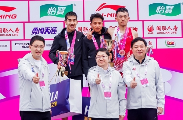 無錫市人民政府副秘書長顧文龍，無錫市體育局黨組書記、副局長楊宇華，海瀾集團黨委副書記、副總裁江南共同為全國馬拉松錦標賽（第一站）男子組前3名頒獎。受訪者供圖