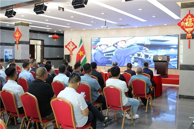 當(dāng)?shù)貢r間3月26日下午，中國品牌重型機(jī)械、載重車輛宣傳推介會在中國駐蘇里南大使館舉行。圖為宣介會現(xiàn)場。中國駐蘇里南大使館供圖