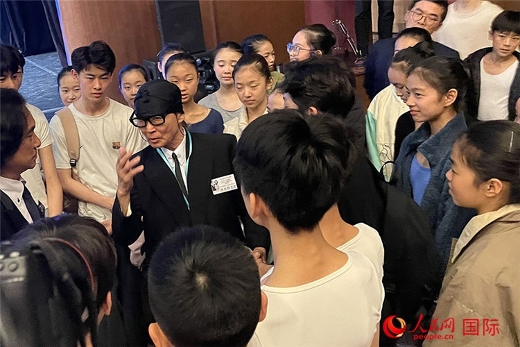 松山芭蕾舞團(tuán)總代表清水哲太郎與中央芭蕾舞團(tuán)舞蹈學(xué)校的學(xué)生們交流。人民網(wǎng)記者 張麗婭攝