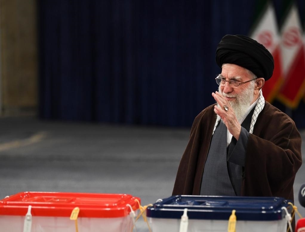 3月1日，在伊朗首都德黑蘭，伊朗最高領(lǐng)袖哈梅內(nèi)伊在設(shè)于領(lǐng)袖府內(nèi)的投票站投票。新華社記者沙達提攝